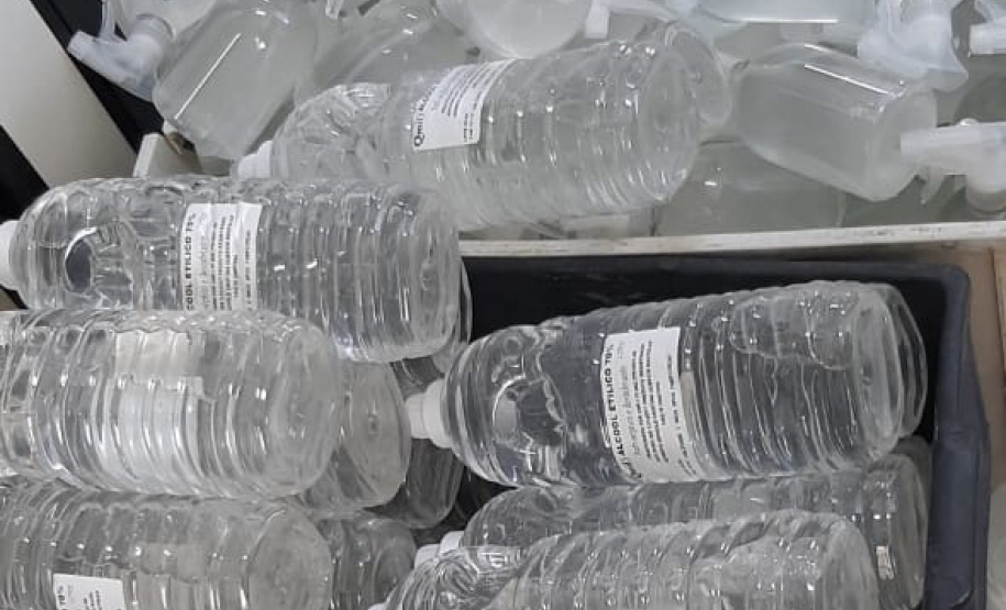 Polícia Civil doa para UFPR embalagens para armazenar álcool. Foto:PCPR