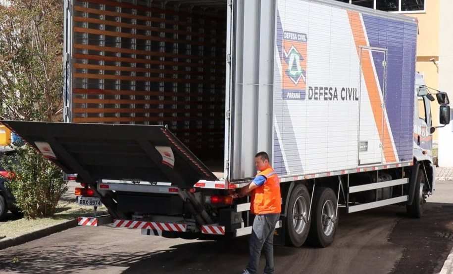 O Instituto de Tecnologia do Paraná (Tecpar) iniciou nesta sexta-feira (3) a distribuição do álcool antisséptico que passou a produzir para o Governo do Estado. A primeira remessa, com mil litros do produto, foi transportada pela Coordenadoria Estadual da Defesa Civil para ser entregue à Secretaria da Saúde. Foto:Tecpar