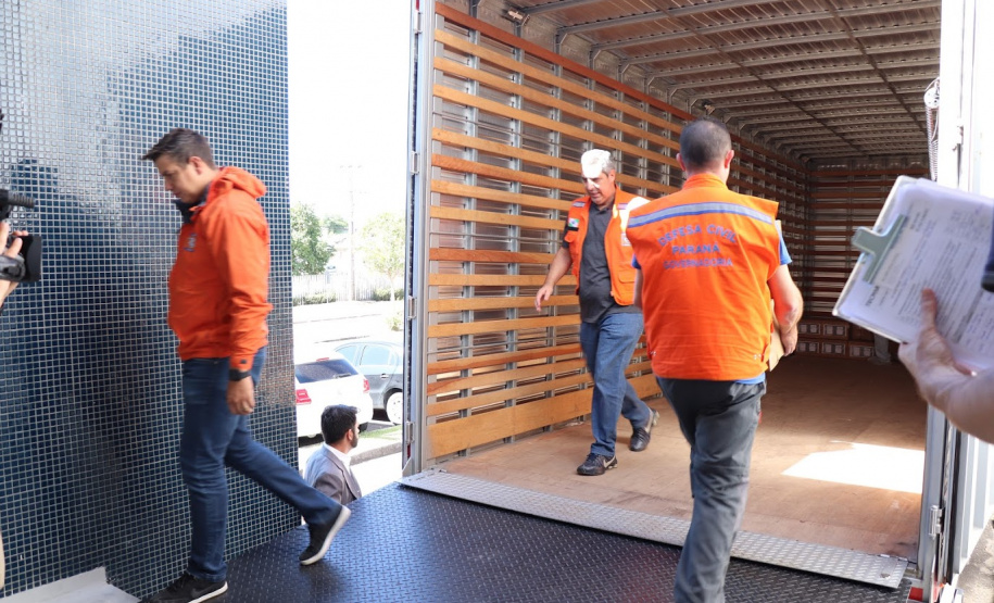 O Instituto de Tecnologia do Paraná (Tecpar) iniciou nesta sexta-feira (3) a distribuição do álcool antisséptico que passou a produzir para o Governo do Estado. A primeira remessa, com mil litros do produto, foi transportada pela Coordenadoria Estadual da Defesa Civil para ser entregue à Secretaria da Saúde. Foto:Tecpar