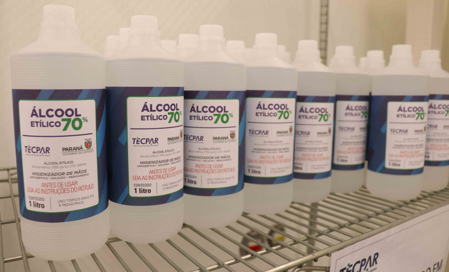 O Instituto de Tecnologia do Paraná (Tecpar) iniciou nesta sexta-feira (3) a distribuição do álcool antisséptico que passou a produzir para o Governo do Estado. A primeira remessa, com mil litros do produto, foi transportada pela Coordenadoria Estadual da Defesa Civil para ser entregue à Secretaria da Saúde. Foto:Tecpar