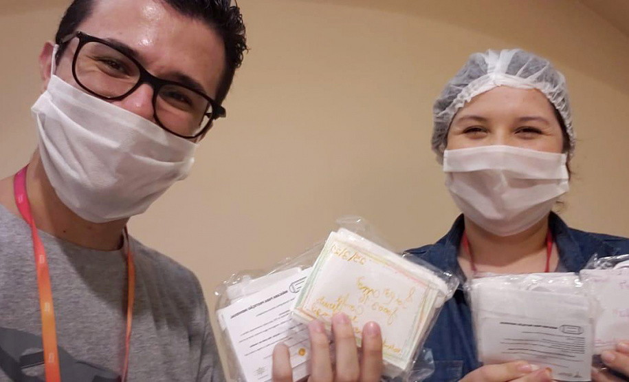 A Coordenação Estadual de Defesa Civil recebeu nesta sexta-feira (3) 1.000 máscaras de TNT. Elas serão usadas nas ações diárias do órgão, responsável por grande parte da logística de distribuição de donativos no Paraná. A entrega foi feita por voluntários da Associação Batista de Ação Social de Curitiba (Abasc) e a articulação foi realizada pela recém-criada Superintendência Geral de Ação Solidária. Foto: Divulgação