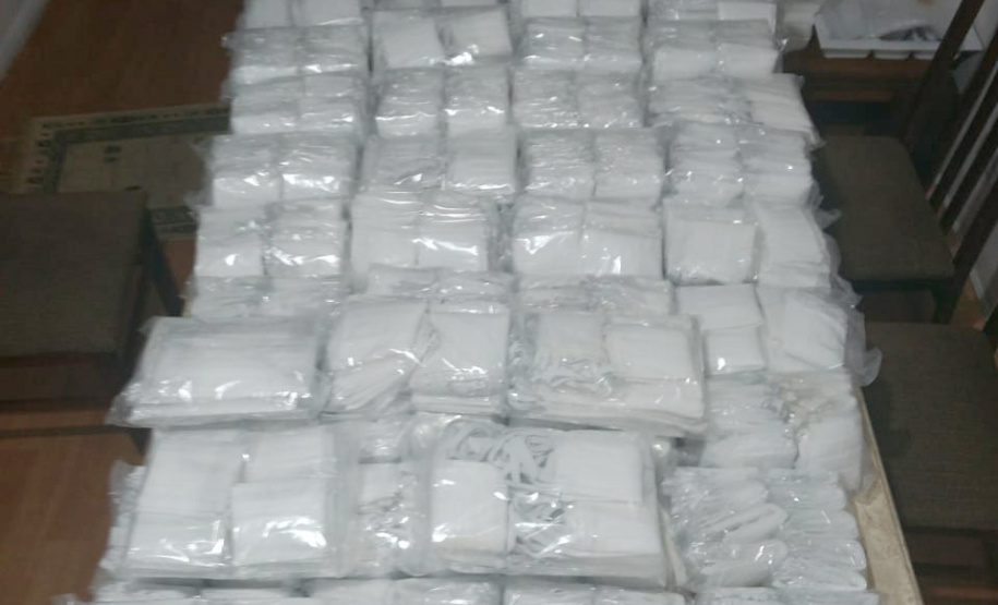 A Coordenação Estadual de Defesa Civil recebeu nesta sexta-feira (3) 1.000 máscaras de TNT. Elas serão usadas nas ações diárias do órgão, responsável por grande parte da logística de distribuição de donativos no Paraná. A entrega foi feita por voluntários da Associação Batista de Ação Social de Curitiba (Abasc) e a articulação foi realizada pela recém-criada Superintendência Geral de Ação Solidária. Foto: Divulgação