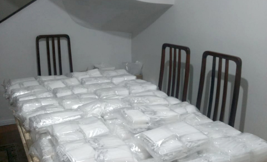 A Coordenação Estadual de Defesa Civil recebeu nesta sexta-feira (3) 1.000 máscaras de TNT. Elas serão usadas nas ações diárias do órgão, responsável por grande parte da logística de distribuição de donativos no Paraná. A entrega foi feita por voluntários da Associação Batista de Ação Social de Curitiba (Abasc) e a articulação foi realizada pela recém-criada Superintendência Geral de Ação Solidária. Foto: Divulgação