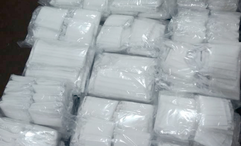 A Coordenação Estadual de Defesa Civil recebeu nesta sexta-feira (3) 1.000 máscaras de TNT. Elas serão usadas nas ações diárias do órgão, responsável por grande parte da logística de distribuição de donativos no Paraná. A entrega foi feita por voluntários da Associação Batista de Ação Social de Curitiba (Abasc) e a articulação foi realizada pela recém-criada Superintendência Geral de Ação Solidária. Foto: Divulgação