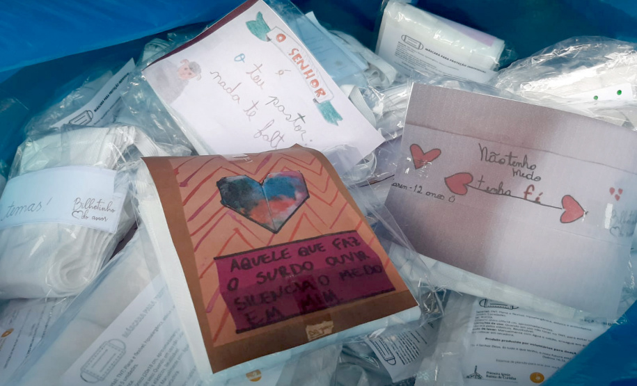 A Coordenação Estadual de Defesa Civil recebeu nesta sexta-feira (3) 1.000 máscaras de TNT. Elas serão usadas nas ações diárias do órgão, responsável por grande parte da logística de distribuição de donativos no Paraná. A entrega foi feita por voluntários da Associação Batista de Ação Social de Curitiba (Abasc) e a articulação foi realizada pela recém-criada Superintendência Geral de Ação Solidária. Foto: Divulgação