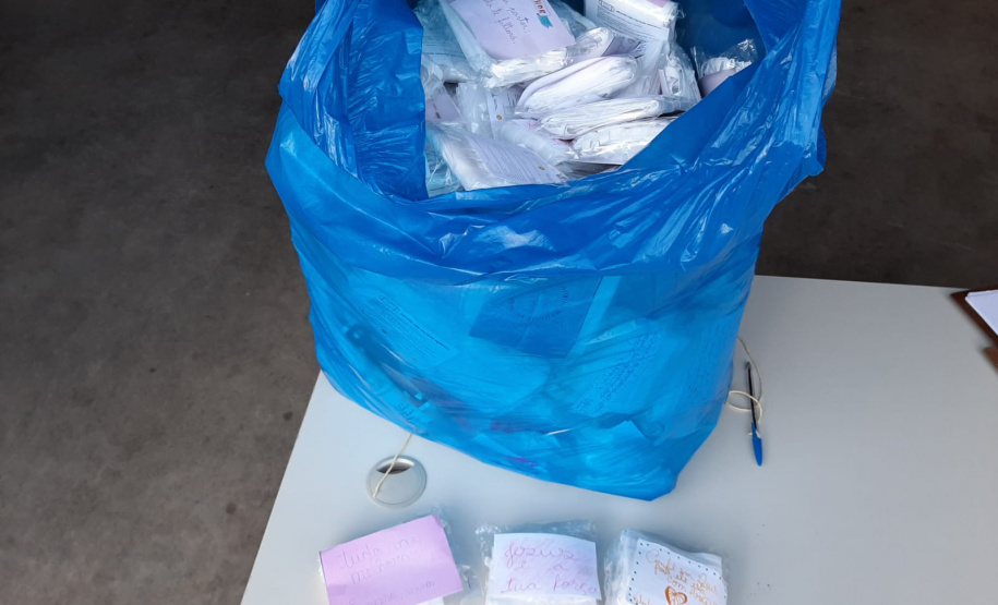 A Coordenação Estadual de Defesa Civil recebeu nesta sexta-feira (3) 1.000 máscaras de TNT. Elas serão usadas nas ações diárias do órgão, responsável por grande parte da logística de distribuição de donativos no Paraná. A entrega foi feita por voluntários da Associação Batista de Ação Social de Curitiba (Abasc) e a articulação foi realizada pela recém-criada Superintendência Geral de Ação Solidária. Foto: Divulgação