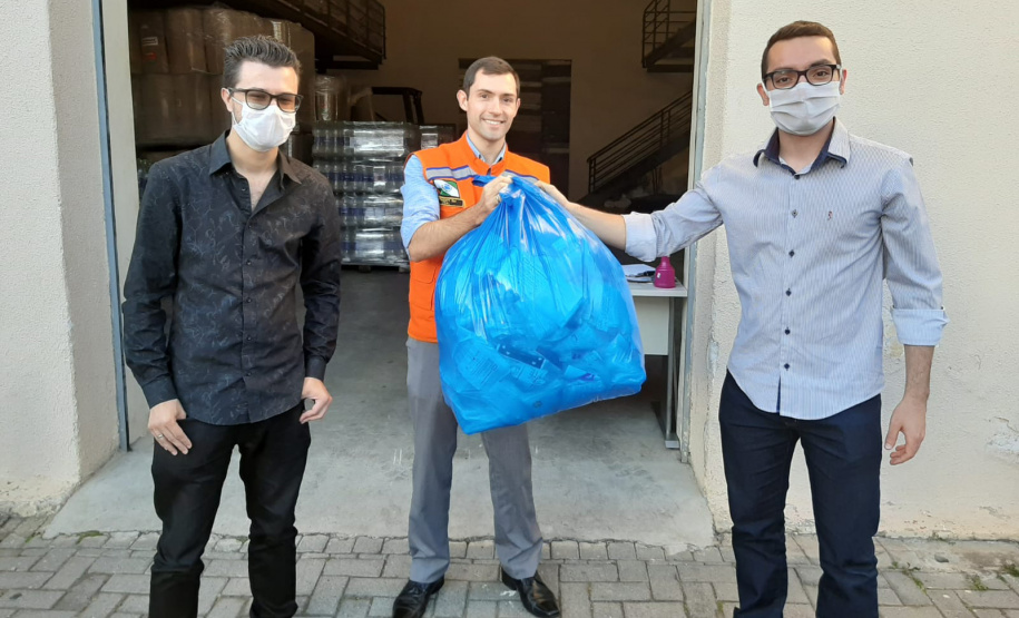 A Coordenação Estadual de Defesa Civil recebeu nesta sexta-feira (3) 1.000 máscaras de TNT. Elas serão usadas nas ações diárias do órgão, responsável por grande parte da logística de distribuição de donativos no Paraná. A entrega foi feita por voluntários da Associação Batista de Ação Social de Curitiba (Abasc) e a articulação foi realizada pela recém-criada Superintendência Geral de Ação Solidária. Foto: Divulgação