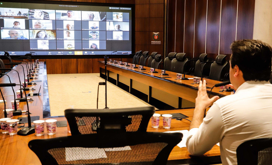 O governador Carlos Massa Ratinho Junior se reuniu por meio de videoconferência nesta segunda-feira (06) com deputados federais do Paraná para discutir estratégias conjuntas que possam ajudar o Estado a superar a crise e reforçar as ações de combate à pandemia de coronavírus. Segundo estimativas da Secretaria da Fazenda, o Paraná deixou de arrecadar R$ 220 milhões em tributos apenas em março.
Foto: Rodrigo Felix Leal