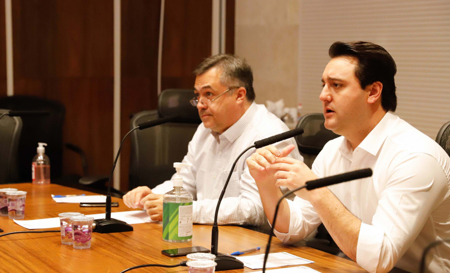 O governador Carlos Massa Ratinho Junior se reuniu por meio de videoconferência nesta segunda-feira (06) com deputados federais do Paraná para discutir estratégias conjuntas que possam ajudar o Estado a superar a crise e reforçar as ações de combate à pandemia de coronavírus. Segundo estimativas da Secretaria da Fazenda, o Paraná deixou de arrecadar R$ 220 milhões em tributos apenas em março.
Foto: Rodrigo Felix Leal