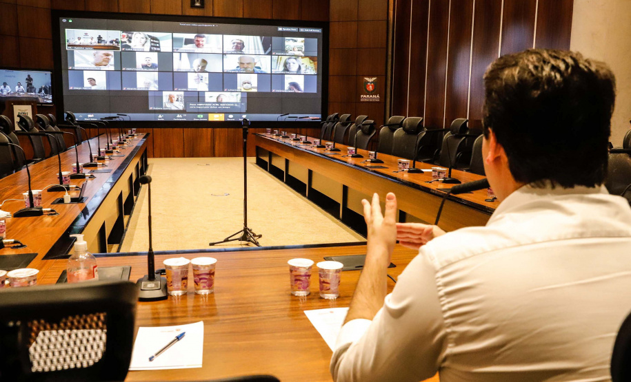 O governador Carlos Massa Ratinho Junior se reuniu por meio de videoconferência nesta segunda-feira (06) com deputados federais do Paraná para discutir estratégias conjuntas que possam ajudar o Estado a superar a crise e reforçar as ações de combate à pandemia de coronavírus. Segundo estimativas da Secretaria da Fazenda, o Paraná deixou de arrecadar R$ 220 milhões em tributos apenas em março.
Foto: Rodrigo Felix Leal