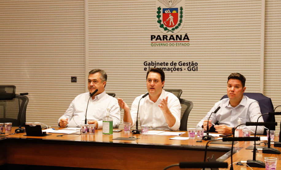 O governador Carlos Massa Ratinho Junior se reuniu por meio de videoconferência nesta segunda-feira (06) com deputados federais do Paraná para discutir estratégias conjuntas que possam ajudar o Estado a superar a crise e reforçar as ações de combate à pandemia de coronavírus. Segundo estimativas da Secretaria da Fazenda, o Paraná deixou de arrecadar R$ 220 milhões em tributos apenas em março.
Foto: Rodrigo Felix Leal