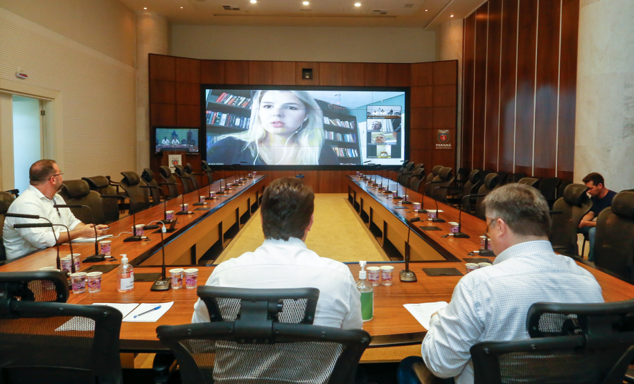 O governador Carlos Massa Ratinho Junior se reuniu por meio de videoconferência nesta segunda-feira (06) com deputados federais do Paraná para discutir estratégias conjuntas que possam ajudar o Estado a superar a crise e reforçar as ações de combate à pandemia de coronavírus. Segundo estimativas da Secretaria da Fazenda, o Paraná deixou de arrecadar R$ 220 milhões em tributos apenas em março.
Foto: Gilson Abreu/AEN