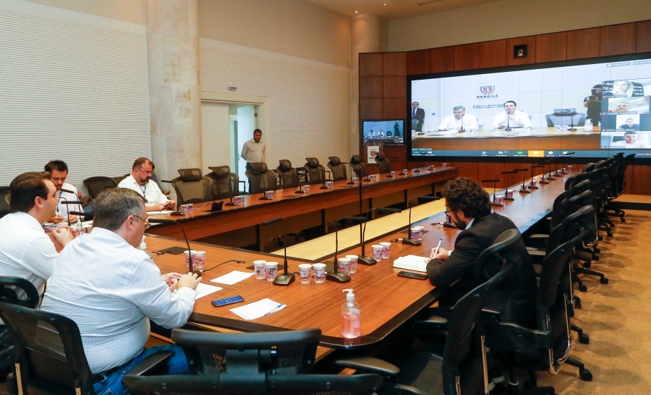 O governador Carlos Massa Ratinho Junior se reuniu por meio de videoconferência nesta segunda-feira (06) com deputados federais do Paraná para discutir estratégias conjuntas que possam ajudar o Estado a superar a crise e reforçar as ações de combate à pandemia de coronavírus. Segundo estimativas da Secretaria da Fazenda, o Paraná deixou de arrecadar R$ 220 milhões em tributos apenas em março.
Foto: Gilson Abreu/AEN