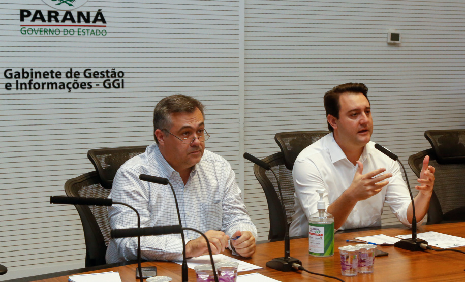 O governador Carlos Massa Ratinho Junior se reuniu por meio de videoconferência nesta segunda-feira (06) com deputados federais do Paraná para discutir estratégias conjuntas que possam ajudar o Estado a superar a crise e reforçar as ações de combate à pandemia de coronavírus. Segundo estimativas da Secretaria da Fazenda, o Paraná deixou de arrecadar R$ 220 milhões em tributos apenas em março.
Foto: Gilson Abreu/AEN