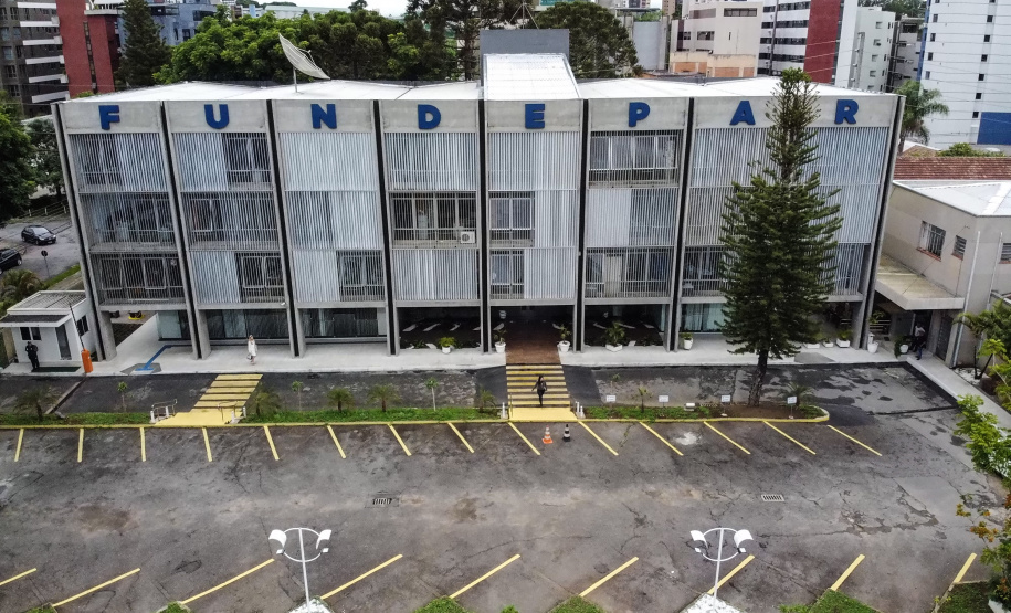 Pandemia muda rotina dos funcionários, mas atividades que envolvem alimentação escolar e obras continuam a ser realizadas normalmente. Transporte escolar está paralisado.