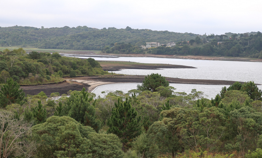 Barragem do Iraí - Construída entre os Municípios de Pinhais e Piraquara, Paraná, a barragem do Rio Iraí destina-se ao abastecimento de água da região metropolitana de Curitiba. 07/04/2020 -  Foto: Geraldo Bubniak/AEN