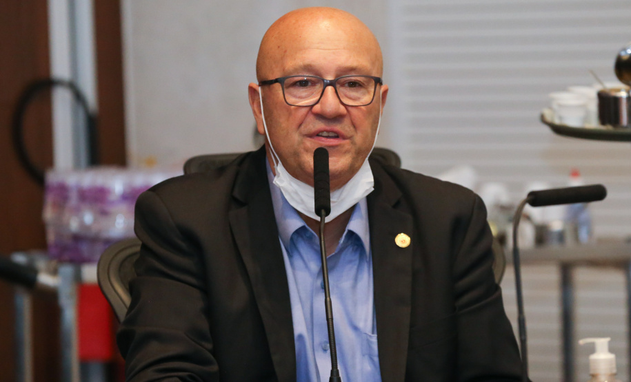 O Governador Carlos Massa Ratinho Junior em videoconferencia nesta terça-feira (07/04),  em reunião com Deputados Estaduais no Palácio Iguaçu. Na foto, o  primeiro secretário da Assembleia Legislativa do Paraná, deputado Luiz Claudio Romanelli   Curitiba, 07/04/2020 - Foto: Geraldo Bubniak/AEN