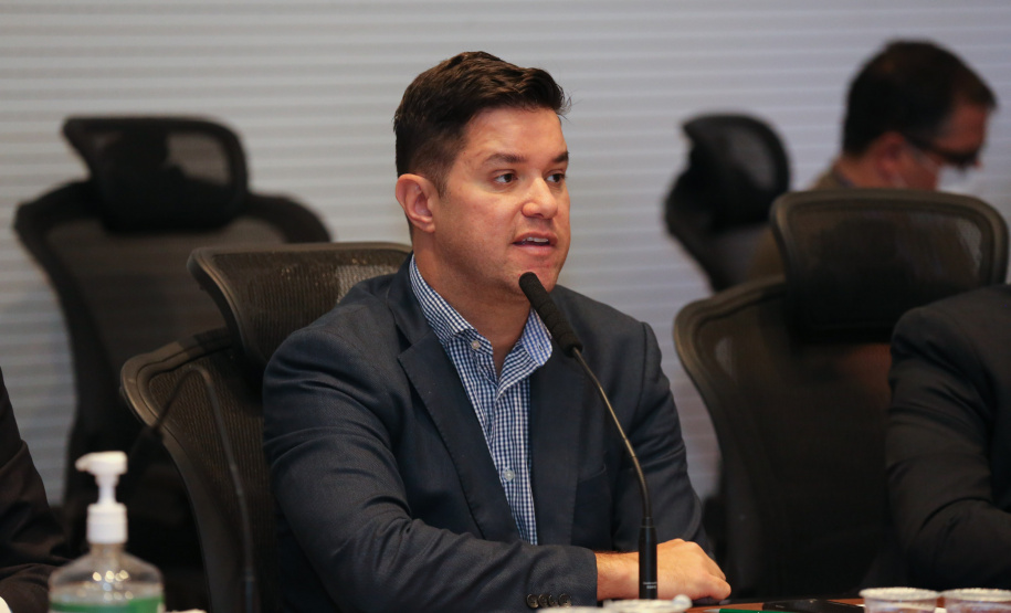 O Governador Carlos Massa Ratinho Junior em videoconferencia nesta terça-feira (07/04),  em reunião com Deputados Estaduais no Palácio Iguaçu. Na foto, o chefe da Casa Civil, Guto Silva.  Curitiba, 07/04/2020 - Foto: Geraldo Bubniak/AEN