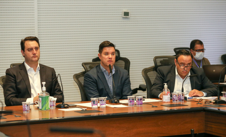 O Governador Carlos Massa Ratinho Junior em videoconferencia nesta terça-feira (07/04),  em reunião com Deputados Estaduais no Palácio Iguaçu. Na foto, o chefe da Casa Civil, Guto Silva.  Curitiba, 07/04/2020 - Foto: Geraldo Bubniak/AEN