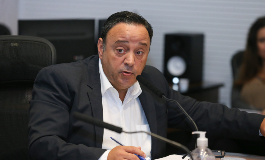 O Governador Carlos Massa Ratinho Junior em videoconferencia nesta terça-feira (07/04),  em reunião com Deputados Estaduais no Palácio Iguaçu. Na foto, deputado estadual Hussein Bakri, líder do governo do Paraná na Assembleia Legislativa.  Curitiba, 07/04/2020 - Foto: Geraldo Bubniak/AEN