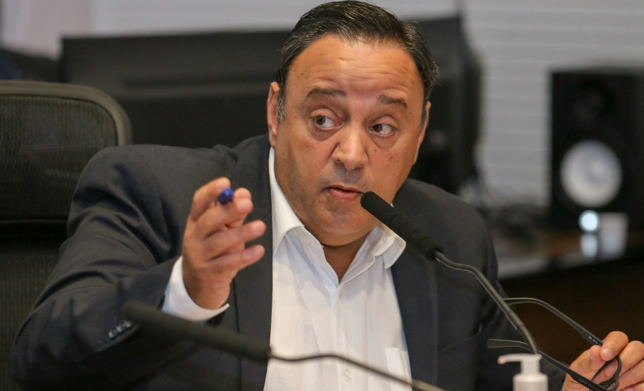 O Governador Carlos Massa Ratinho Junior em videoconferencia nesta terça-feira (07/04),  em reunião com Deputados Estaduais no Palácio Iguaçu. Na foto, deputado estadual Hussein Bakri, líder do governo do Paraná na Assembleia Legislativa.  Curitiba, 07/04/2020 - Foto: Geraldo Bubniak/AEN