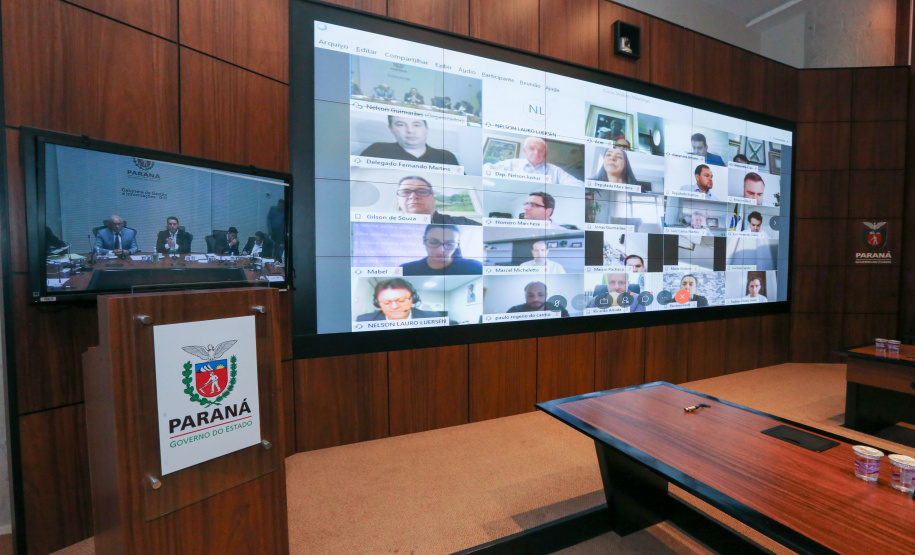 O Governador Carlos Massa Ratinho Junior em videoconferencia nesta terça-feira (07/04),  em reunião com Deputados Estaduais no Palácio Iguaçu.  Curitiba, 07/04/2020 - Foto: Geraldo Bubniak/AEN