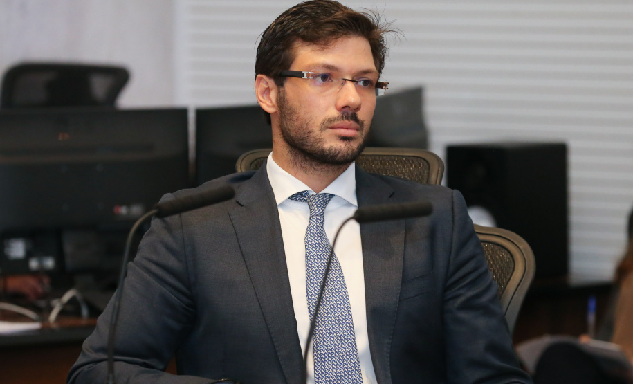 O Governador Carlos Massa Ratinho Junior em videoconferencia nesta terça-feira (07/04),  em reunião com Deputados Estaduais no Palácio Iguaçu. Na foto, Deputado Tiago Amaral, vice-líder do Governo.  Curitiba, 07/04/2020 - Foto: Geraldo Bubniak/AEN