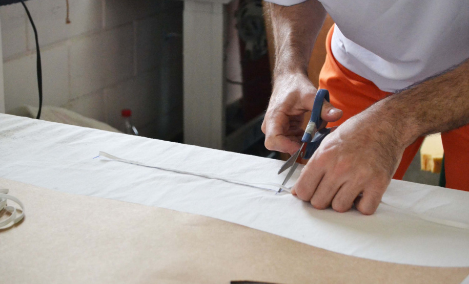 Presos do Paraná produzem materiais de proteção individual. Foto: José Leocádio