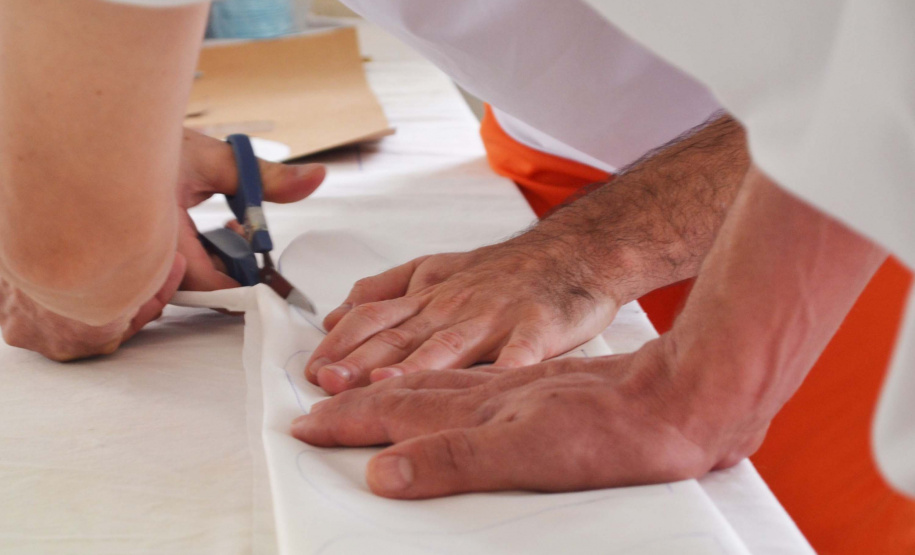 Presos do Paraná produzem materiais de proteção individual. Foto: José Leocádio