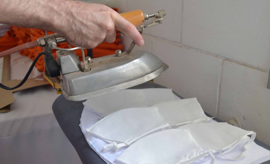 Presos do Paraná produzem materiais de proteção individual. Foto: José Leocádio