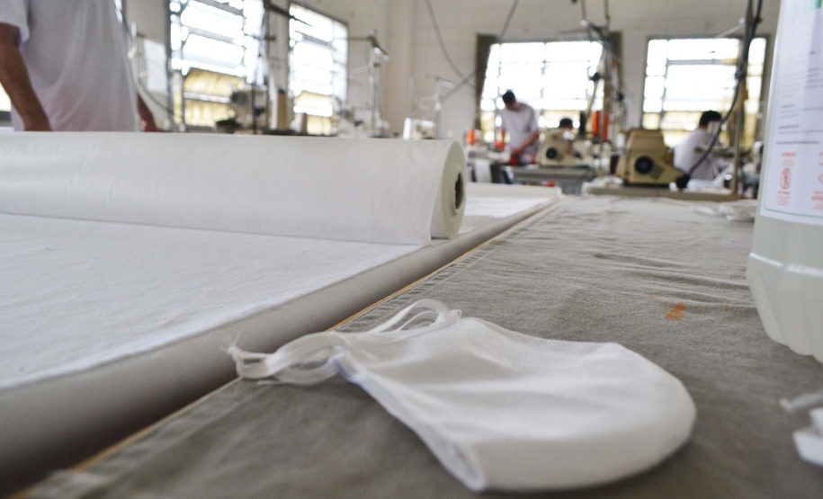 Presos do Paraná produzem materiais de proteção individual. Foto: José Leocádio