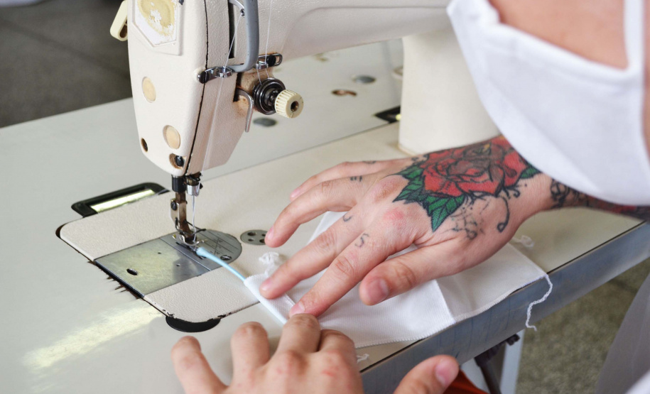 Presos do Paraná produzem materiais de proteção individual. Foto: José Leocádio
