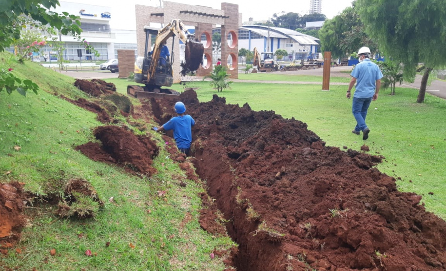 Obra de implantação de rede coletora de esgoto para atender Hospital Regional de Ivaiporã. Foto: Sanepar
