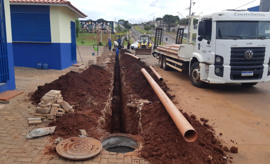 Obra de implantação de rede coletora de esgoto para atender Hospital Regional de Ivaiporã. Foto: Sanepar