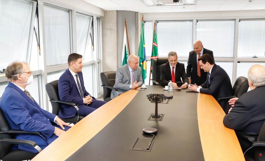 O governador Carlos Massa Ratinho Junior participou nesta quarta-feira (8) da posse do novo procurador-geral de Justiça, Gilberto Giacoia. Ele foi nomeado pelo chefe do Poder Executivo no final de março,  após ter sido o candidato mais votado pelos membros do Ministério Público do Paraná (MP-PR). O evento contou com participação restrita e foi transmitido em tempo real pelo YouTube.