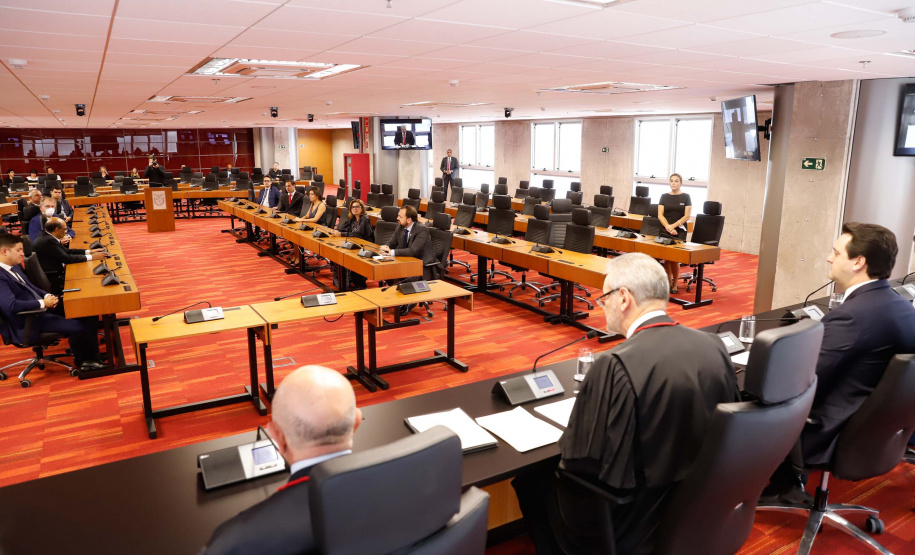 O governador Carlos Massa Ratinho Junior participou nesta quarta-feira (8) da posse do novo procurador-geral de Justiça, Gilberto Giacoia. Ele foi nomeado pelo chefe do Poder Executivo no final de março,  após ter sido o candidato mais votado pelos membros do Ministério Público do Paraná (MP-PR). O evento contou com participação restrita e foi transmitido em tempo real pelo YouTube.