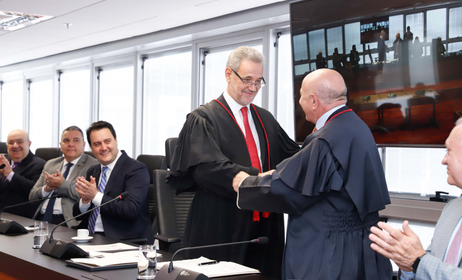 O governador Carlos Massa Ratinho Junior participou nesta quarta-feira (8) da posse do novo procurador-geral de Justiça, Gilberto Giacoia. Ele foi nomeado pelo chefe do Poder Executivo no final de março,  após ter sido o candidato mais votado pelos membros do Ministério Público do Paraná (MP-PR). O evento contou com participação restrita e foi transmitido em tempo real pelo YouTube.