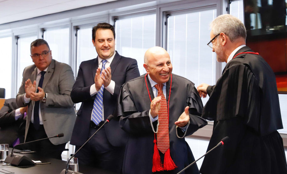 O governador Carlos Massa Ratinho Junior participou nesta quarta-feira (8) da posse do novo procurador-geral de Justiça, Gilberto Giacoia. Ele foi nomeado pelo chefe do Poder Executivo no final de março,  após ter sido o candidato mais votado pelos membros do Ministério Público do Paraná (MP-PR). O evento contou com participação restrita e foi transmitido em tempo real pelo YouTube.