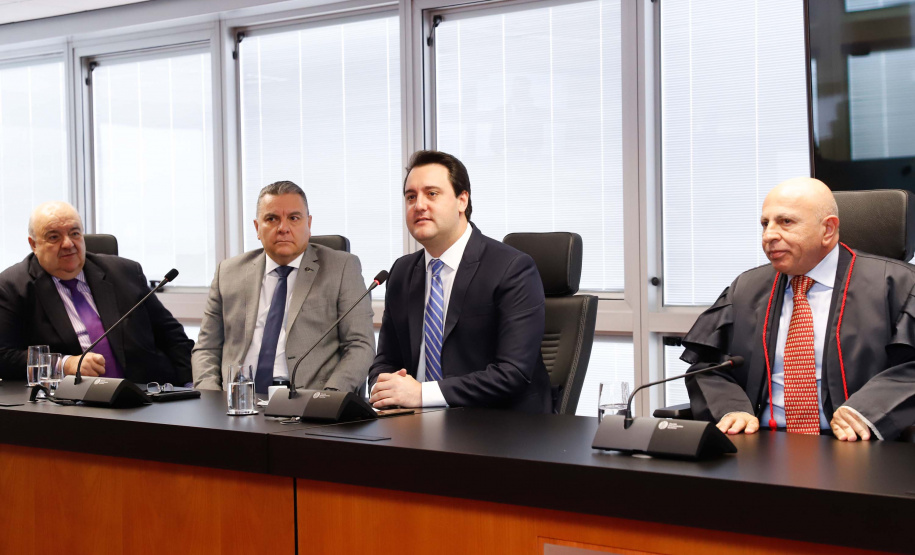 O governador Carlos Massa Ratinho Junior participou nesta quarta-feira (8) da posse do novo procurador-geral de Justiça, Gilberto Giacoia. Ele foi nomeado pelo chefe do Poder Executivo no final de março,  após ter sido o candidato mais votado pelos membros do Ministério Público do Paraná (MP-PR). O evento contou com participação restrita e foi transmitido em tempo real pelo YouTube.