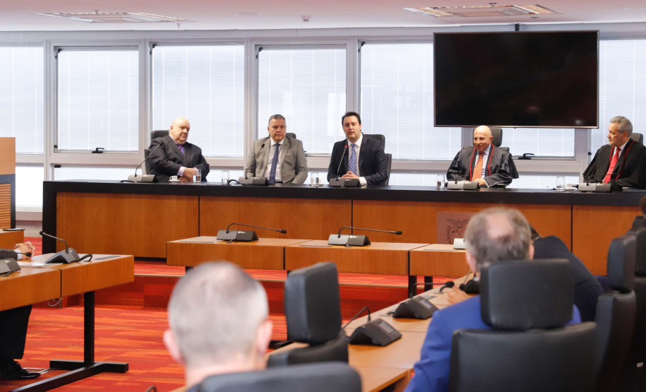 O governador Carlos Massa Ratinho Junior participou nesta quarta-feira (8) da posse do novo procurador-geral de Justiça, Gilberto Giacoia. Ele foi nomeado pelo chefe do Poder Executivo no final de março,  após ter sido o candidato mais votado pelos membros do Ministério Público do Paraná (MP-PR). O evento contou com participação restrita e foi transmitido em tempo real pelo YouTube.