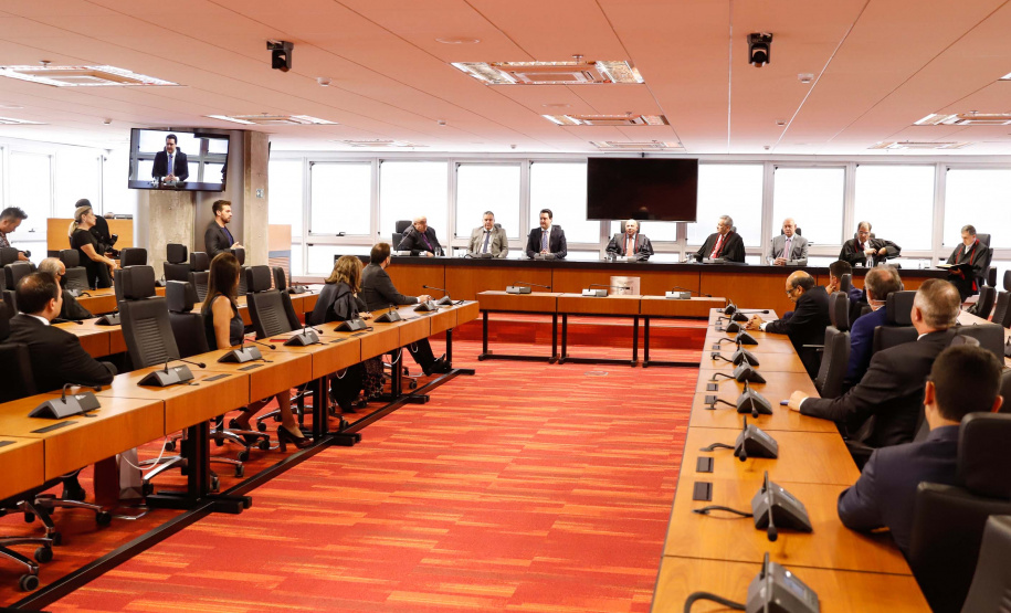 O governador Carlos Massa Ratinho Junior participou nesta quarta-feira (8) da posse do novo procurador-geral de Justiça, Gilberto Giacoia. Ele foi nomeado pelo chefe do Poder Executivo no final de março,  após ter sido o candidato mais votado pelos membros do Ministério Público do Paraná (MP-PR). O evento contou com participação restrita e foi transmitido em tempo real pelo YouTube.