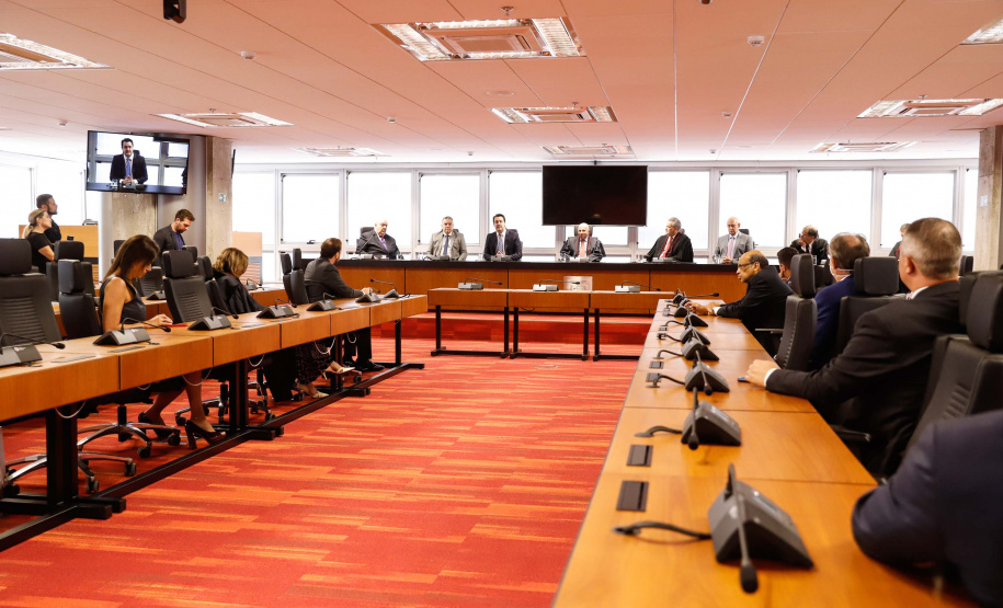 O governador Carlos Massa Ratinho Junior participou nesta quarta-feira (8) da posse do novo procurador-geral de Justiça, Gilberto Giacoia. Ele foi nomeado pelo chefe do Poder Executivo no final de março,  após ter sido o candidato mais votado pelos membros do Ministério Público do Paraná (MP-PR). O evento contou com participação restrita e foi transmitido em tempo real pelo YouTube.