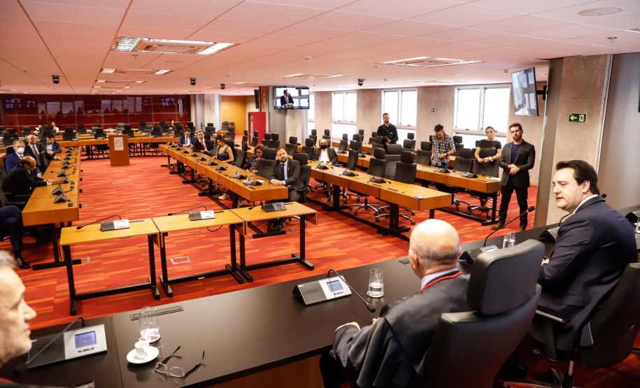 O governador Carlos Massa Ratinho Junior participou nesta quarta-feira (8) da posse do novo procurador-geral de Justiça, Gilberto Giacoia. Ele foi nomeado pelo chefe do Poder Executivo no final de março,  após ter sido o candidato mais votado pelos membros do Ministério Público do Paraná (MP-PR). O evento contou com participação restrita e foi transmitido em tempo real pelo YouTube.