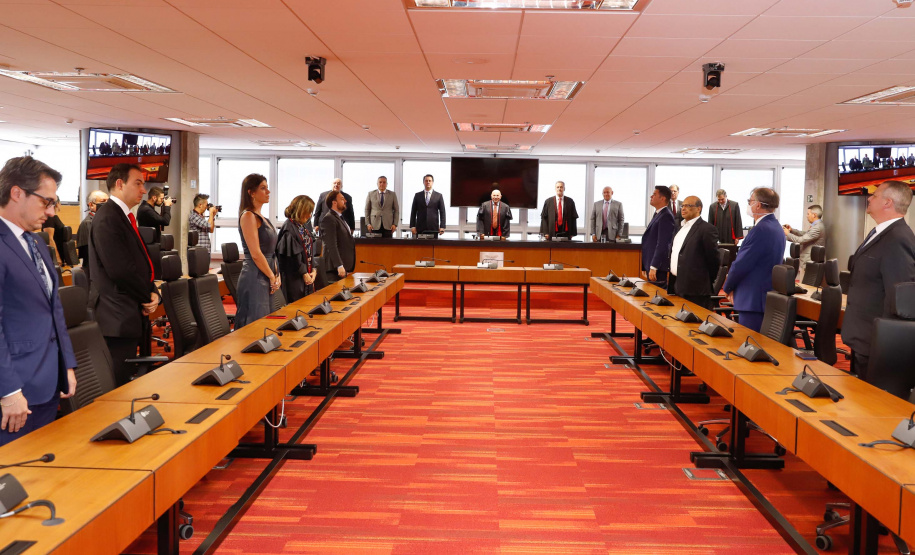 O governador Carlos Massa Ratinho Junior participou nesta quarta-feira (8) da posse do novo procurador-geral de Justiça, Gilberto Giacoia. Ele foi nomeado pelo chefe do Poder Executivo no final de março,  após ter sido o candidato mais votado pelos membros do Ministério Público do Paraná (MP-PR). O evento contou com participação restrita e foi transmitido em tempo real pelo YouTube.