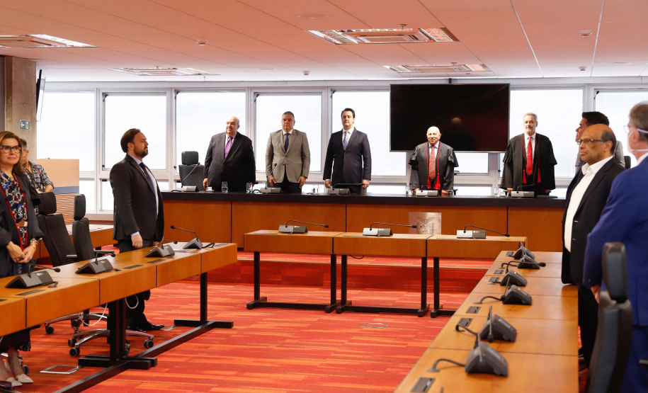 O governador Carlos Massa Ratinho Junior participou nesta quarta-feira (8) da posse do novo procurador-geral de Justiça, Gilberto Giacoia. Ele foi nomeado pelo chefe do Poder Executivo no final de março,  após ter sido o candidato mais votado pelos membros do Ministério Público do Paraná (MP-PR). O evento contou com participação restrita e foi transmitido em tempo real pelo YouTube.