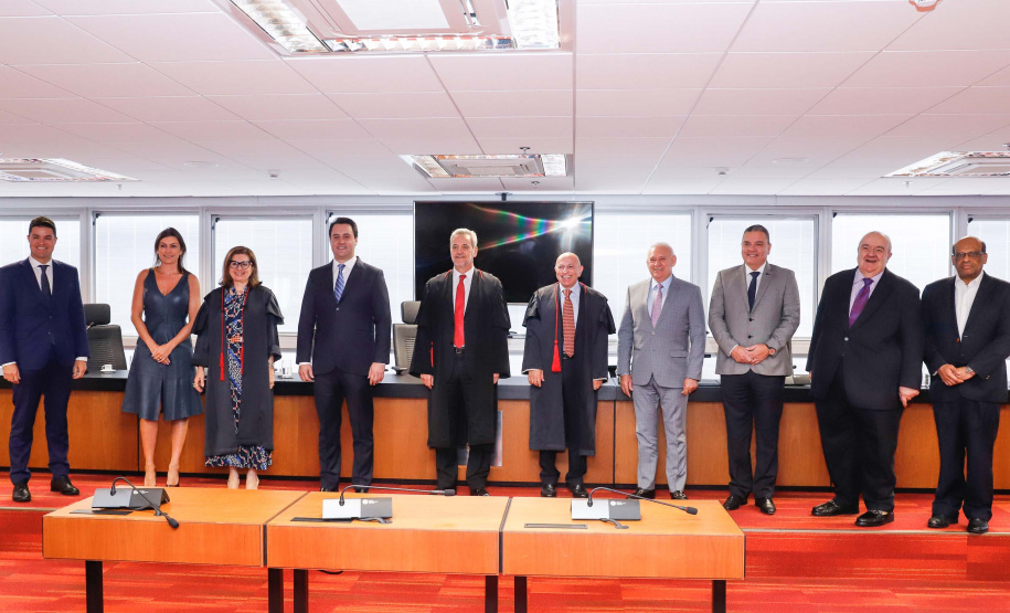 O governador Carlos Massa Ratinho Junior participou nesta quarta-feira (8) da posse do novo procurador-geral de Justiça, Gilberto Giacoia. Ele foi nomeado pelo chefe do Poder Executivo no final de março,  após ter sido o candidato mais votado pelos membros do Ministério Público do Paraná (MP-PR). O evento contou com participação restrita e foi transmitido em tempo real pelo YouTube.