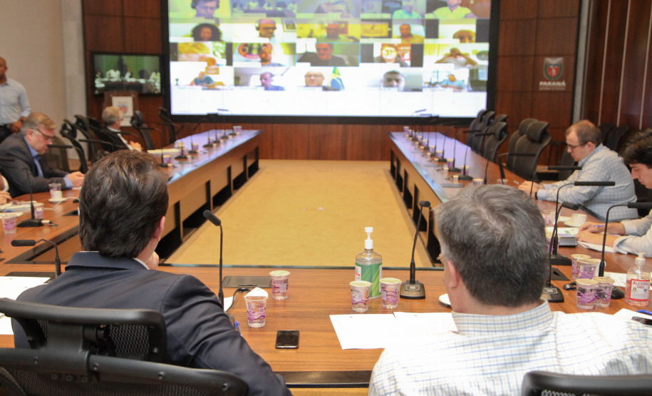 O governador Carlos Massa Ratinho Junior participou nesta quarta-feira (8) de uma videoconferência com presidentes de entidades sindicais estaduais e nacionais. O encontro serviu para estreitar o diálogo com as lideranças dos trabalhadores e teve como objetivo primordial a defesa dos empregos diante dos reflexos econômicos gerados pela pandemia do novo coronavírus.Foto: Ari Dias/AEN