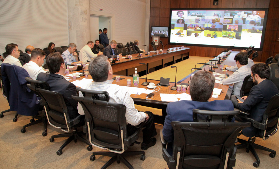 O governador Carlos Massa Ratinho Junior participou nesta quarta-feira (8) de uma videoconferência com presidentes de entidades sindicais estaduais e nacionais. O encontro serviu para estreitar o diálogo com as lideranças dos trabalhadores e teve como objetivo primordial a defesa dos empregos diante dos reflexos econômicos gerados pela pandemia do novo coronavírus. Foto: Ari Dias/AEN