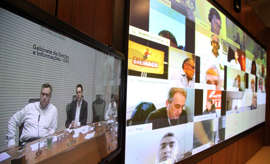 O governador Carlos Massa Ratinho Junior participou nesta quarta-feira (8) de uma videoconferência com presidentes de entidades sindicais estaduais e nacionais. O encontro serviu para estreitar o diálogo com as lideranças dos trabalhadores e teve como objetivo primordial a defesa dos empregos diante dos reflexos econômicos gerados pela pandemia do novo coronavírus.Foto: Ari Dias/AEN