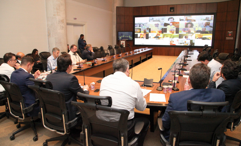 O governador Carlos Massa Ratinho Junior participou nesta quarta-feira (8) de uma videoconferência com presidentes de entidades sindicais estaduais e nacionais. O encontro serviu para estreitar o diálogo com as lideranças dos trabalhadores e teve como objetivo primordial a defesa dos empregos diante dos reflexos econômicos gerados pela pandemia do novo coronavírus. Foto: Ari Dias/AEN